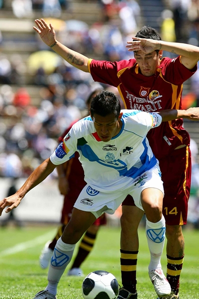 Mucha fuerza en la lucha por la bola.