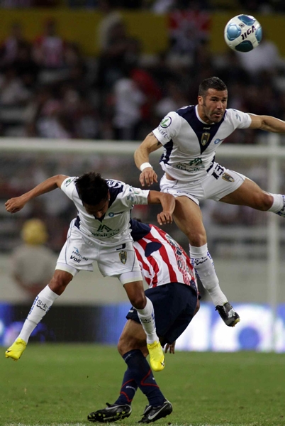Mucha fuerza en la lucha de la pelota.