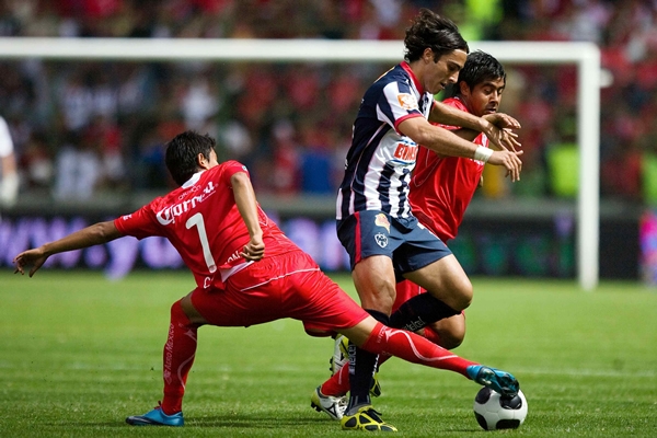 Nestor Calderón bien concentrado en la defensa.