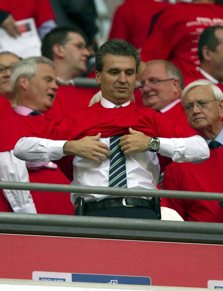 Néstor se tuvo que poner una playera roja