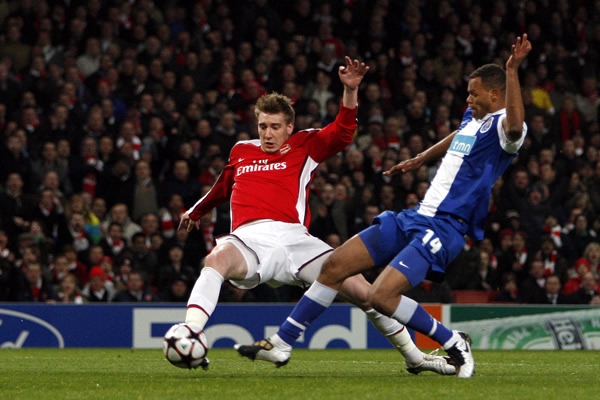 Nicklas Bendtner le gana el balón a Rolando y marca el primer gol.