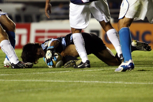 No fue fácil, pero Vilar mantuvo su arco invicto.