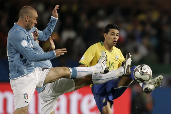 No hubo contemplaciones para pelear el balón