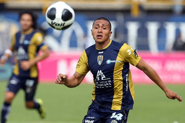 Noé Maya tivo mucho tiempo la pelota en su poder.