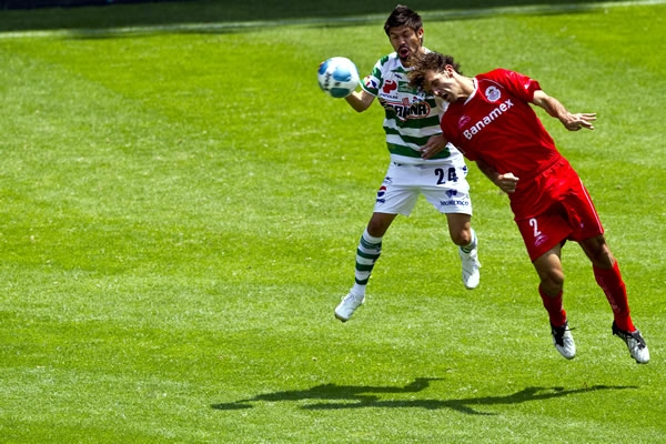 Novaretti despeja ante Oribe Peralta.