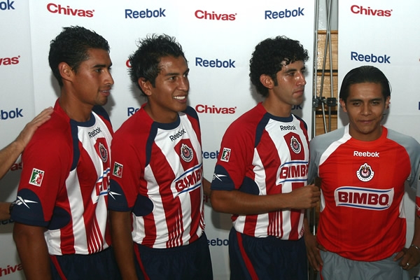 Nuevos detalles blancos en las líneas rojas y un nuevo y polémico segundo uniforme.
