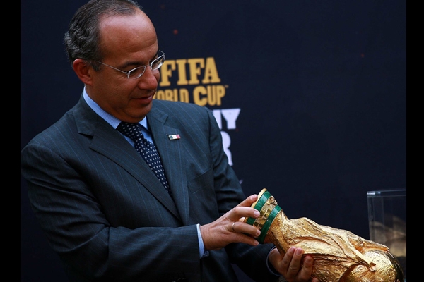 Observó la Copa desde todos sus ángulos.