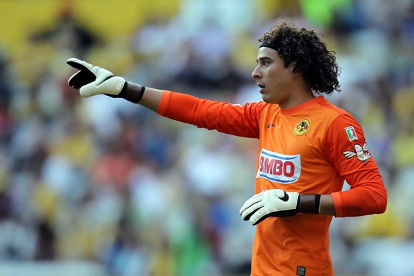 Ochoa dando indicaciones a sus compañeros