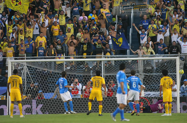 Ochoa estuvo cerca de atajar el penal.