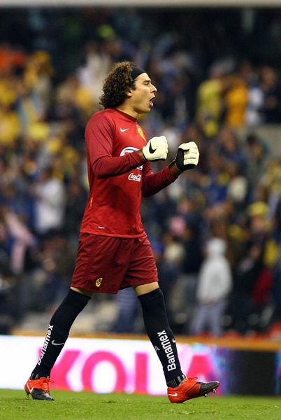 Ochoa festeja el tanto de Cabañas