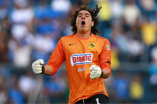 Ochoa festeja el triunfo del América