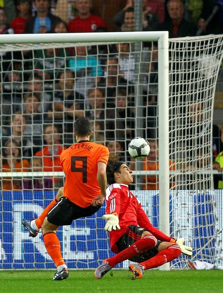 Ochoa fue vencido por Van Persie