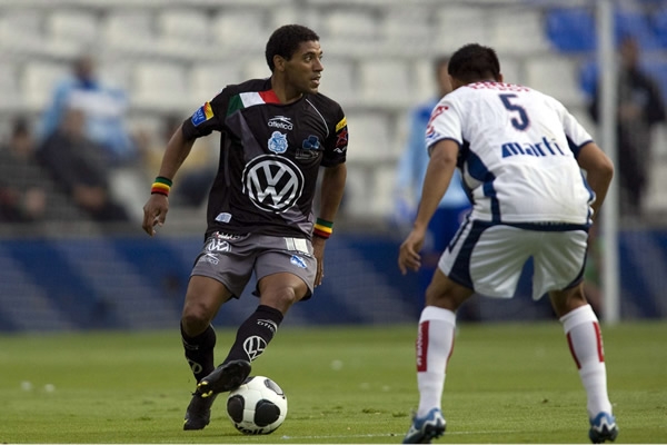 Oliveira intentando pasar la marca tuza