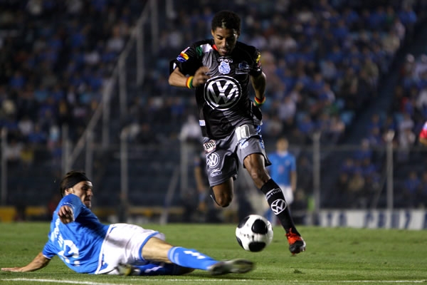 Olivera marcó un doblete en la cancha del Azul