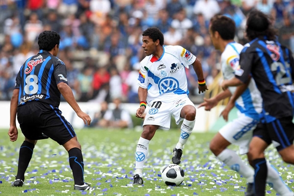 Olivera retiene el esférico ante la marca de varios jugadores queretanos