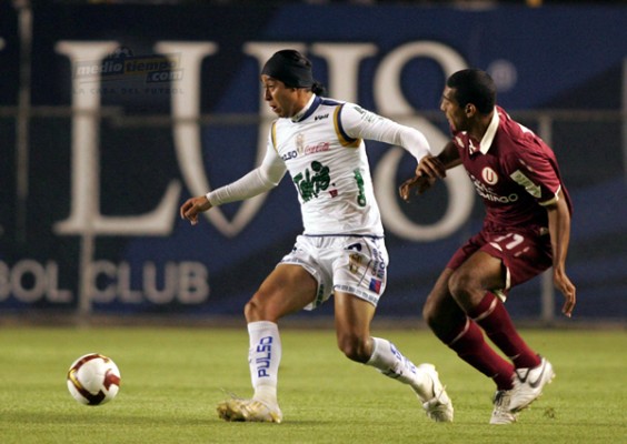 Olmedo controlaba bien en el medio campo.