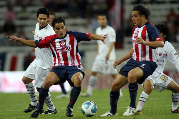 Omar Bravo y Héctor Reynoso en labores defensivas