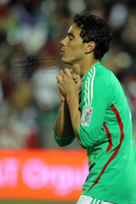 Omar Bravo lamenta una falla ante el arco sudamericano.