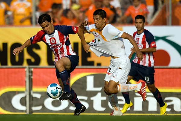 Omar Bravo no pudo anotar en este partido