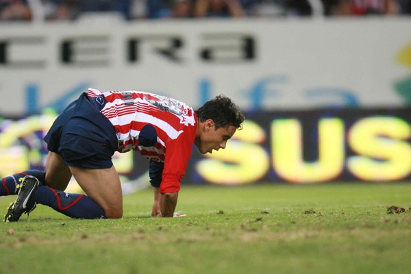 Omar Bravo no pudo marcar en este partido