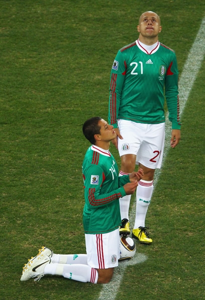 Orando antes del encuentro.