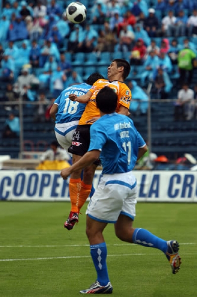 Oribe Peralta estuvo muy activo.