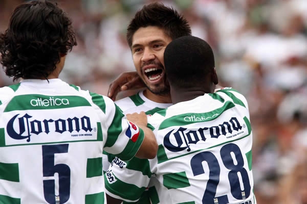 Oribe Peralta fue la figura del partido