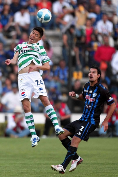 Oribe Peralta ganando por aire