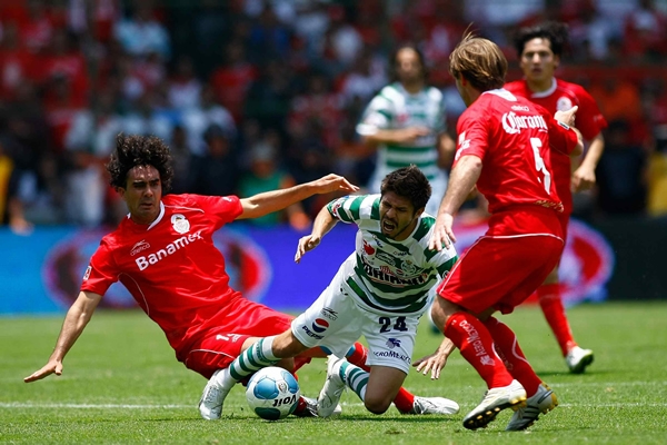 Oribe Peralta muestra un gesto de dolor en esta barrida.