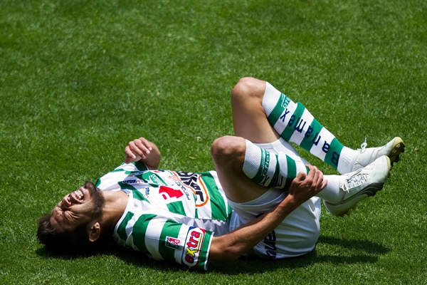 Oribe Peralta se dolió por una falta.
