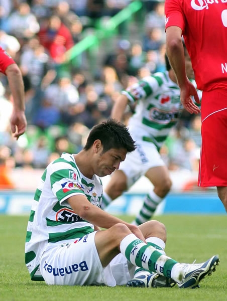 Oribe Peralta se duele en el césped
