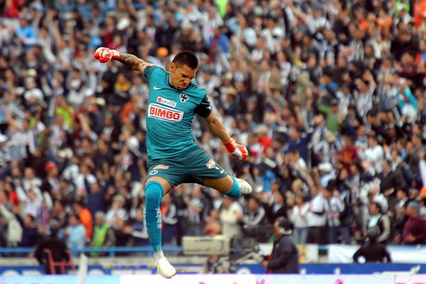 Orozco festeja el gol de Morales