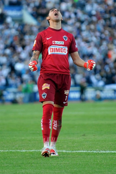 Orozco festeja el gol de Morales