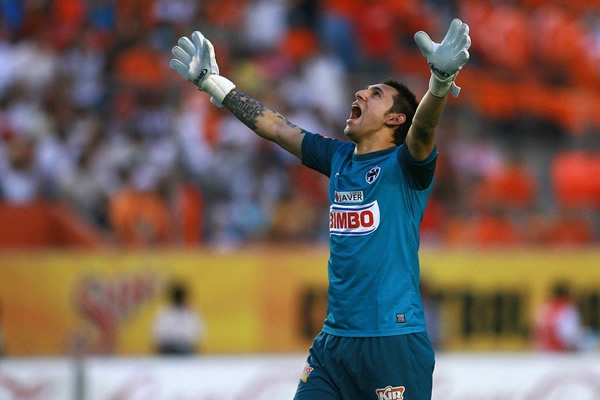 Orozco festeja el gol de Osvaldito