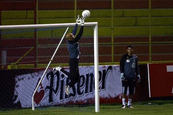 Oscar le muestra su experiencia a Corona.