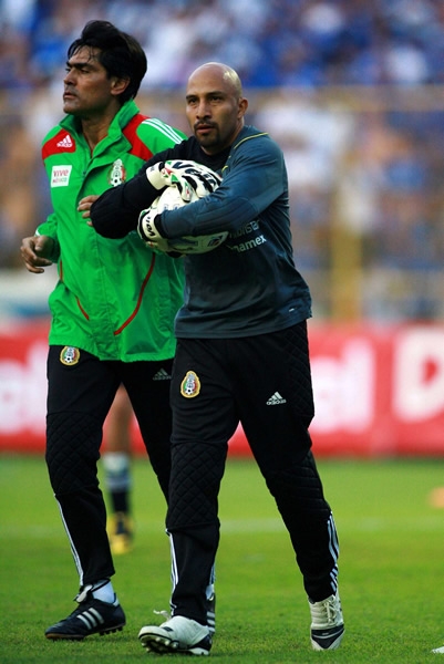 Oscar Pérez calienta previo al partido.