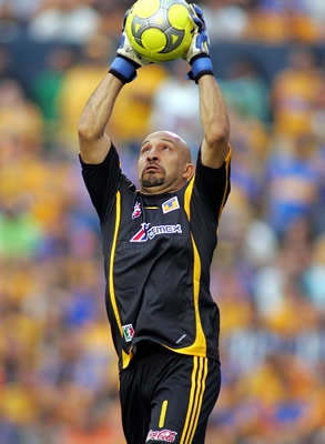 Óscar Perez se queda con el balón