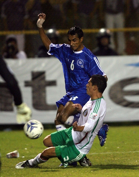 Óscar Rojas intentando detener a Julio Martínez