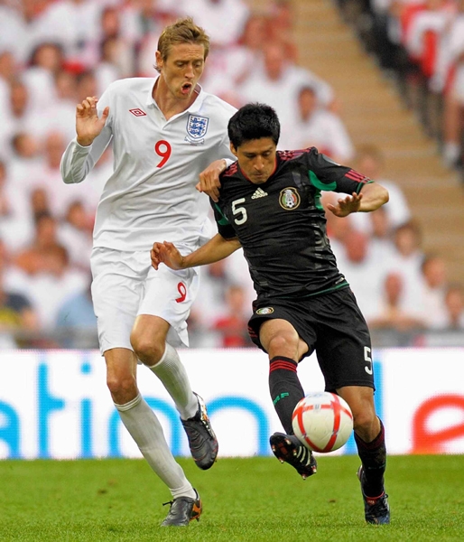 Osorio ganandole el balón a Peter Crouch