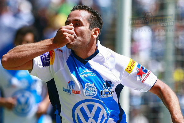 Osorno festeja su primer gol con el Puebla.