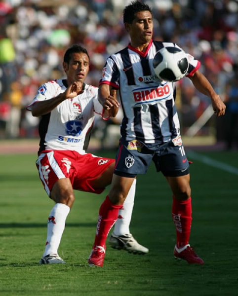 Osvaldo Martínez recibe el esférico.