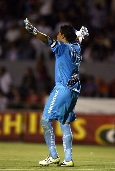 Oswaldo celebró el tercero de su equipo.