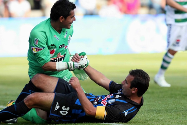 Oswaldo levantando a Beltrán tras un choque