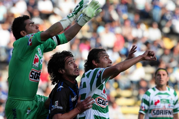 Oswaldo luchando por proteger su marco