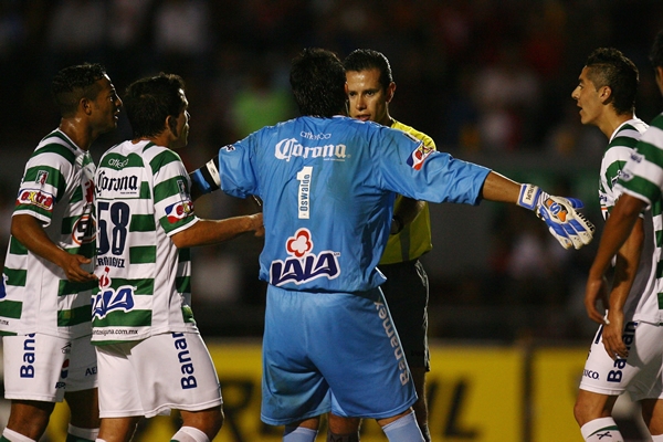 Oswaldo protestaba en una falta del rival.