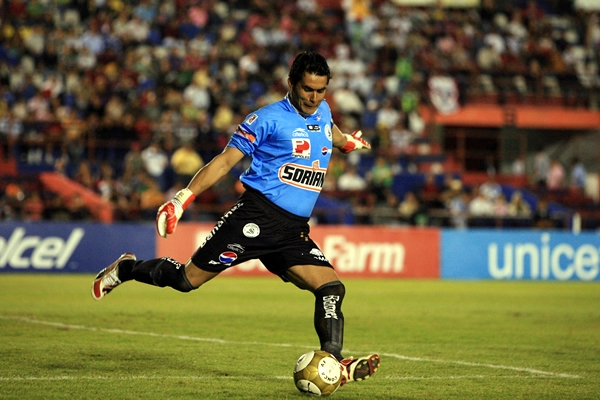 Oswaldo realizó atajadas excelsas, pero a fin de cuentas su equipo perdió.