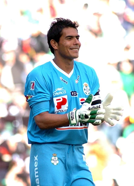 Oswaldo Sánchez celebra la victoria santista
