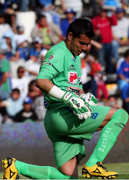 Oswaldo Sánchez demostrando su nivel