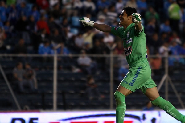 Oswaldo Sánchez festeja el 0-1