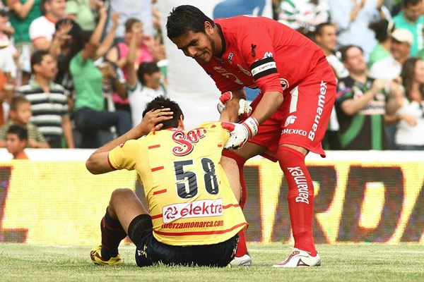Oswaldo Sánchez levanta a Jared Borgetti